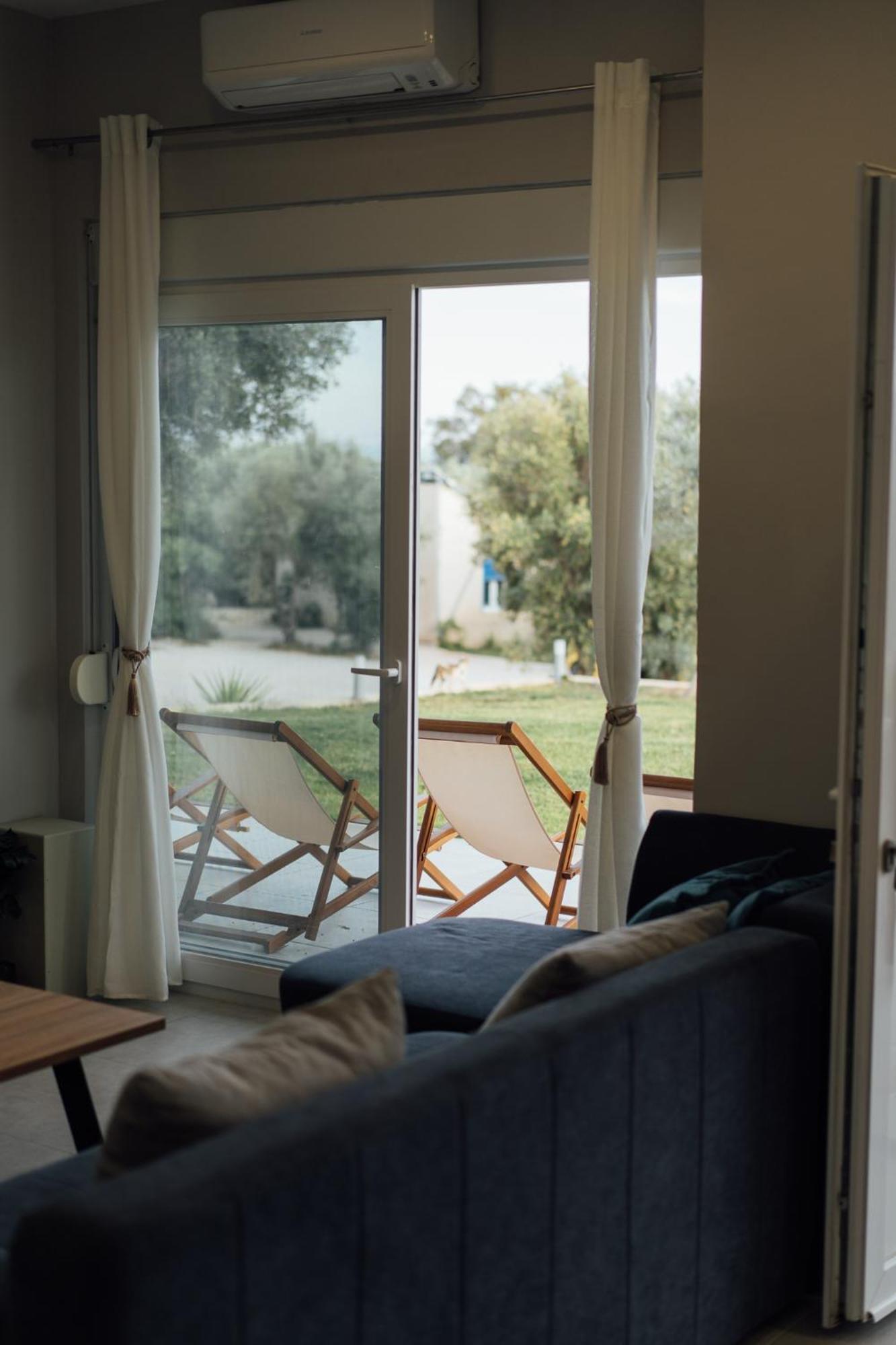 Blue Waves Luxury Suites By The Sea Plomari Esterno foto