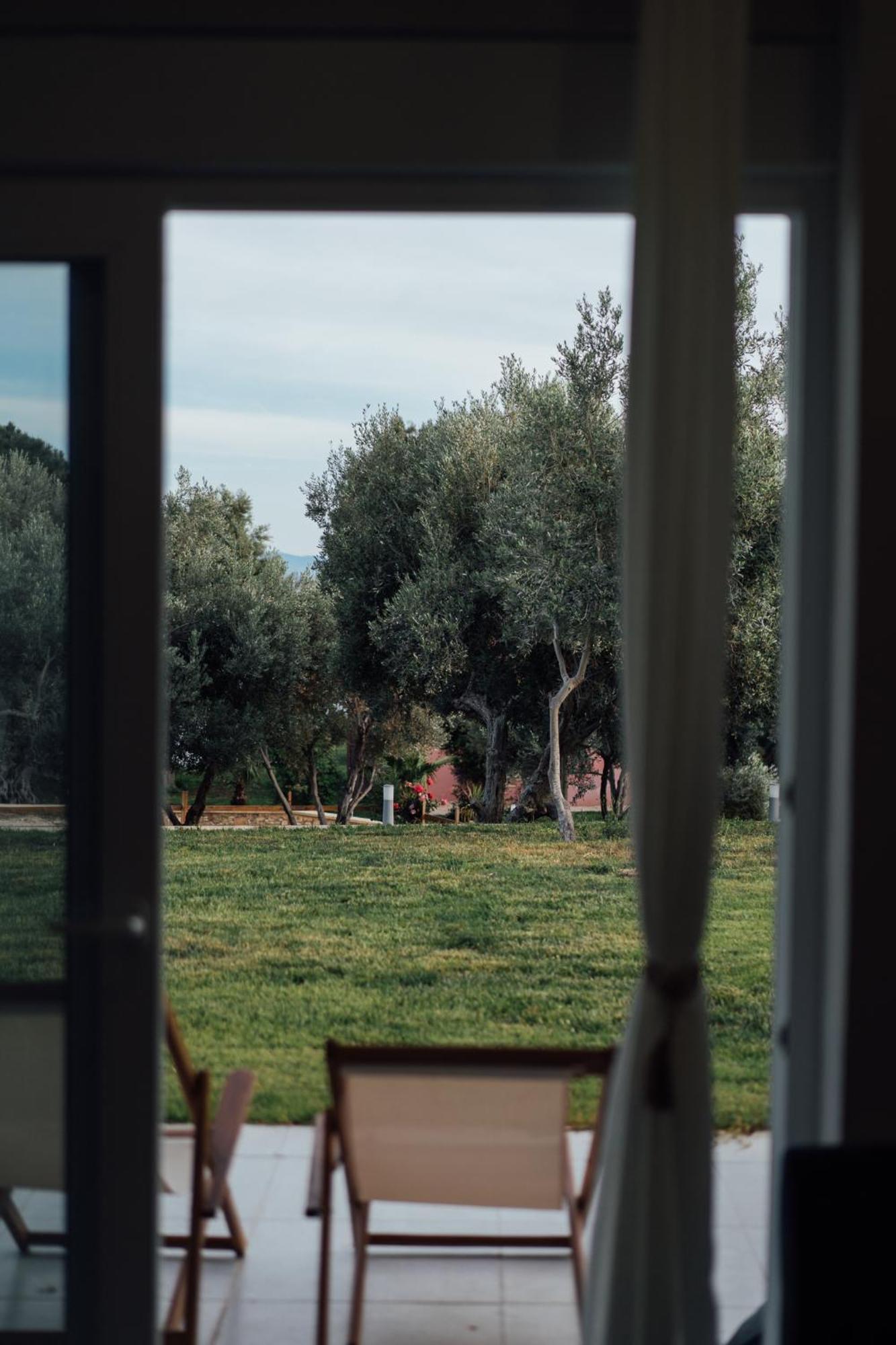Blue Waves Luxury Suites By The Sea Plomari Esterno foto