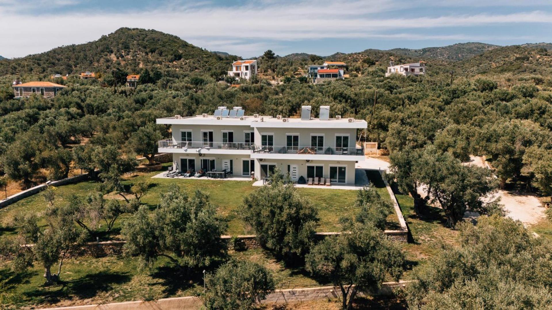 Blue Waves Luxury Suites By The Sea Plomari Esterno foto