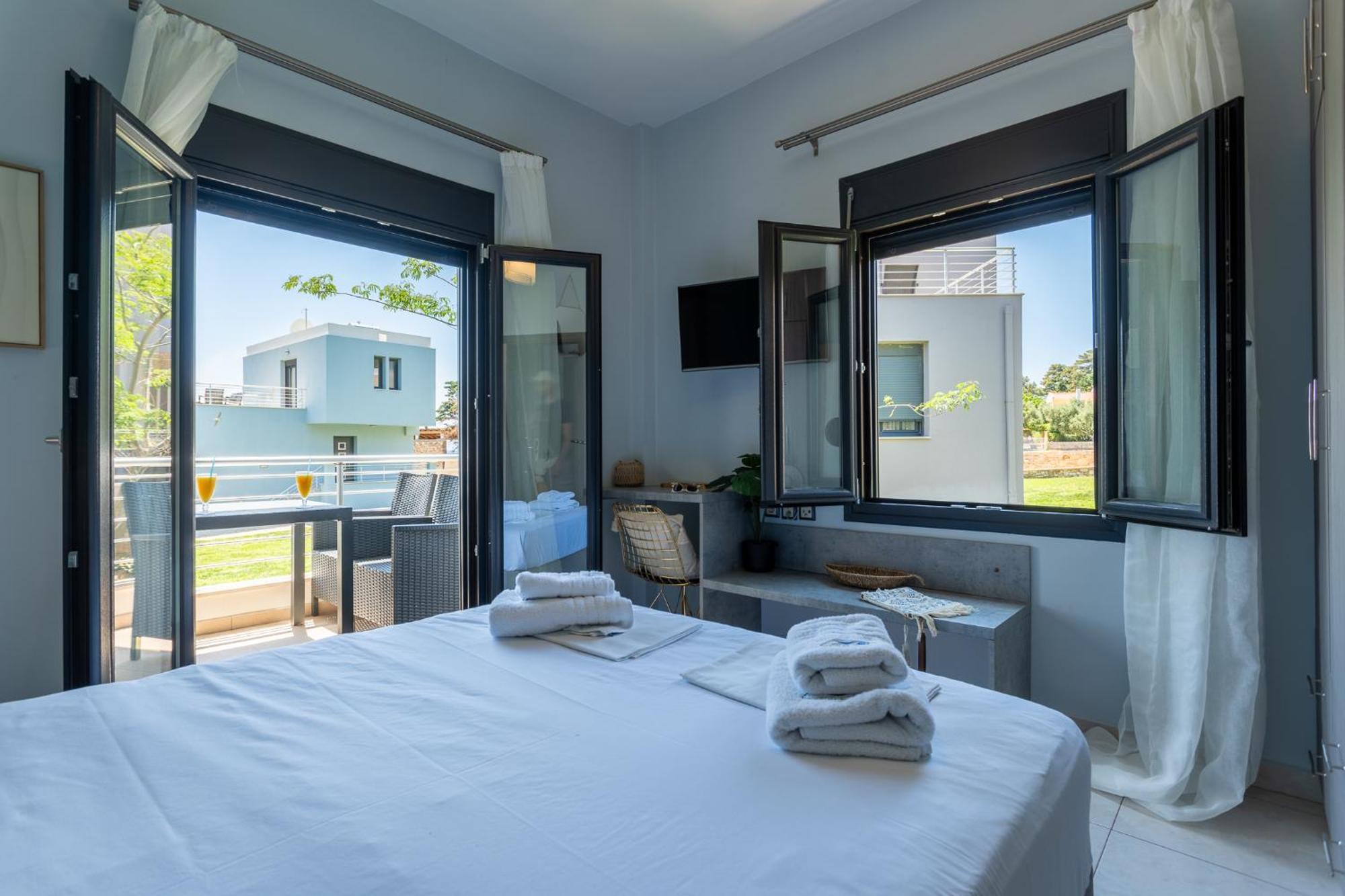 Blue Waves Luxury Suites By The Sea Plomari Esterno foto